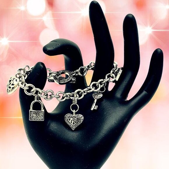 Silver-Tone Heart & Key Charm Bracelet Vtg Style Link Chain w/ Scrollwork Toggle - Picture 6 of 9